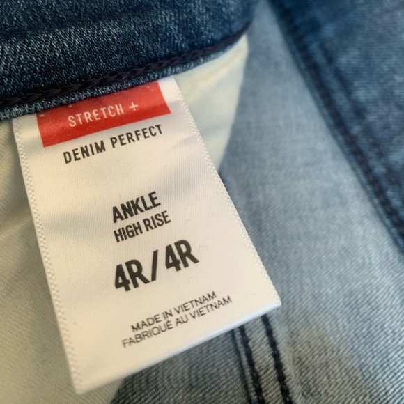 Express • Ankle High Rise Jeans • size 4R - Picture 4 of 6